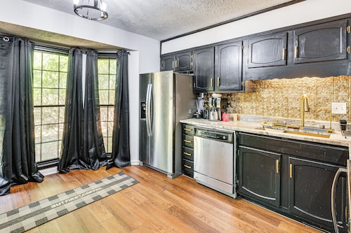 6 Mi to Marietta Square: Family Retreat w/ Yard!