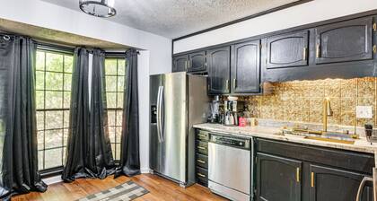 6 Mi to Marietta Square: Family Retreat w/ Yard!