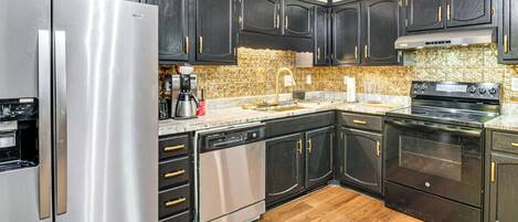 Fridge, microwave, stovetop, dishwasher