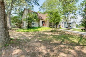 A residential area with houses, a lawn, and trees. - Easy Hwy Access to ATL: Work-Ready Riverdale Home (Riverdale)