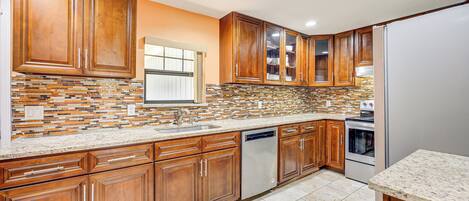 Kühlschrank, Mikrowelle, Herdplatte, Geschirrspüler