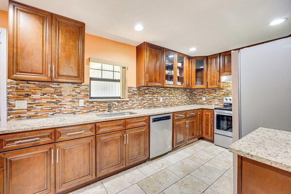 Fridge, microwave, stovetop, dishwasher