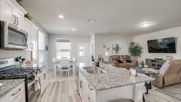 Réfrigérateur, micro-ondes, plaque de cuisson, lave-vaisselle