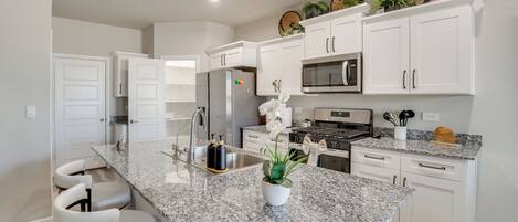 Fridge, microwave, stovetop, dishwasher