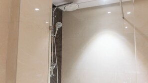 Bidet, toallas, jabón, papel higiénico