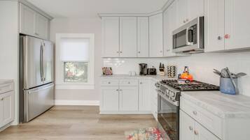 Een koelkast, een microgolfoven, een kookplaat, een vaatwasser