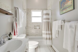 Hair dryer, towels - Cajun Country Getaway! Historic Lutcher Bungalow (Lutcher)