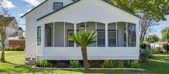 Cajun Country Getaway! Historic Lutcher Bungalow
