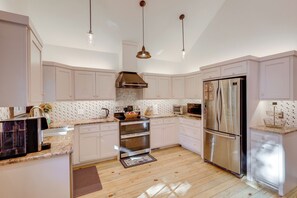 Réfrigérateur, four à micro-ondes, surface de cuisson, lave-vaisselle