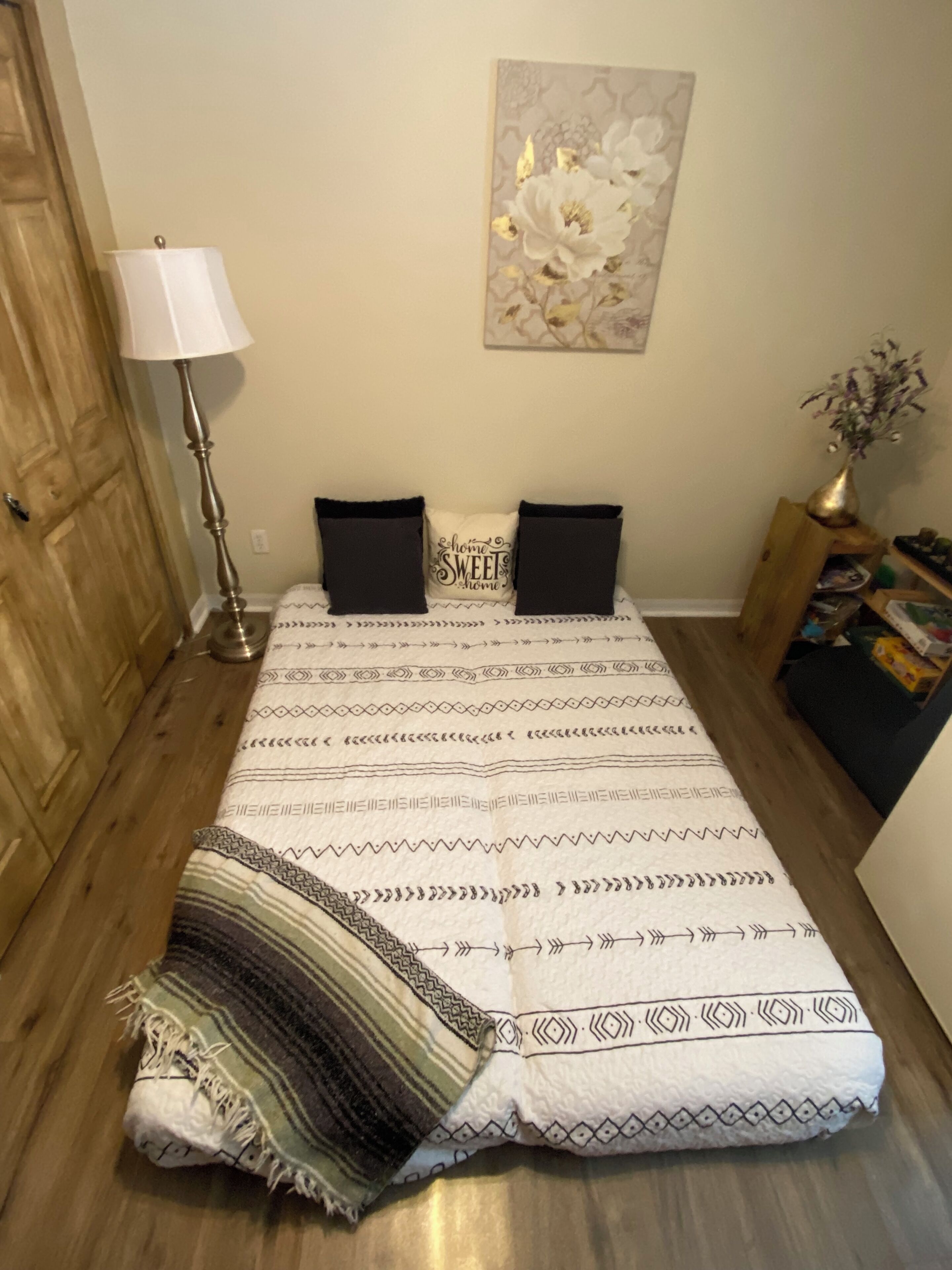 1 chambre, bureau, fer et planche à repasser, lit parapluie