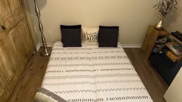 1 chambre, bureau, fer et planche à repasser, lit parapluie