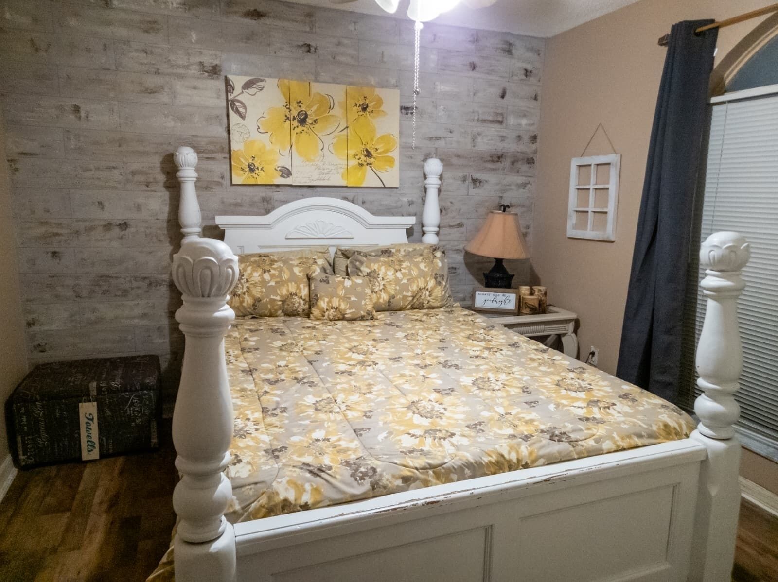 Iron/ironing board, free WiFi, bed sheets