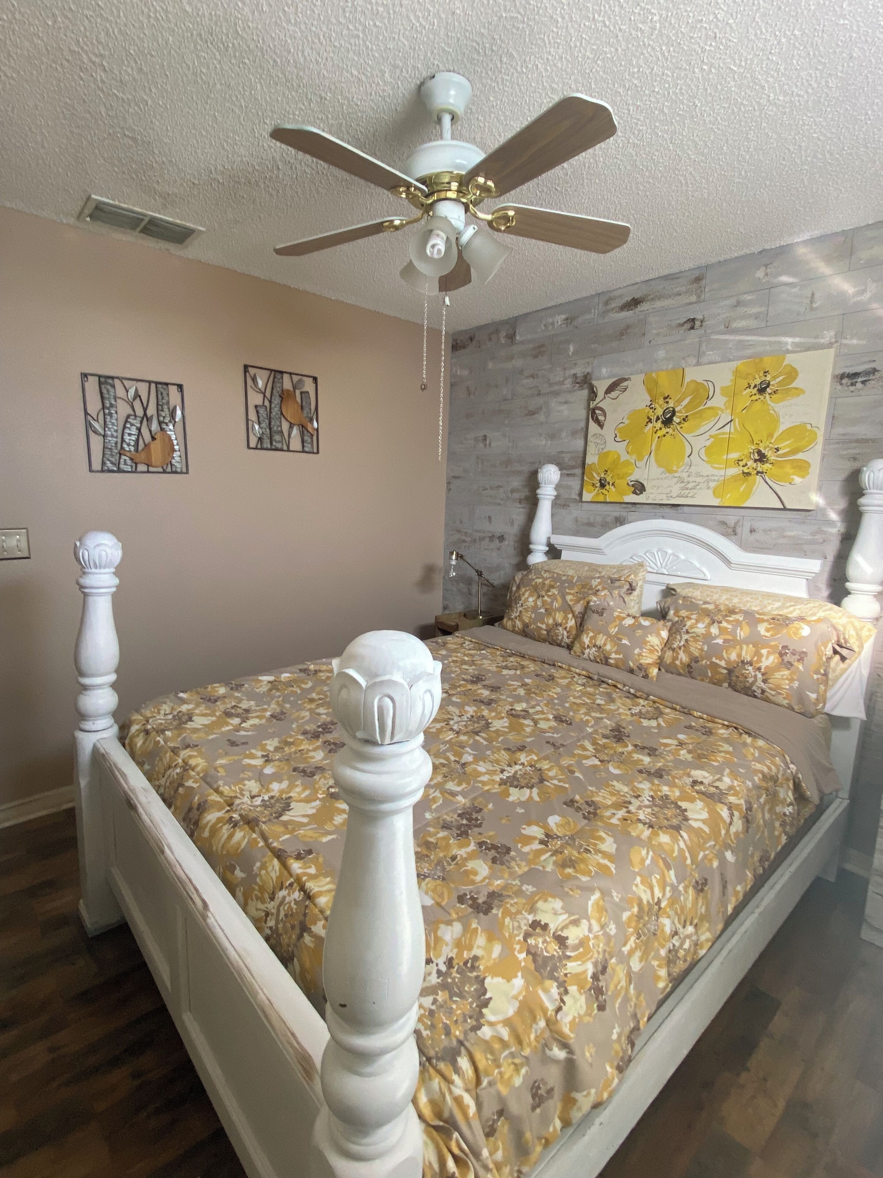 1 chambre, bureau, fer et planche à repasser, lit parapluie