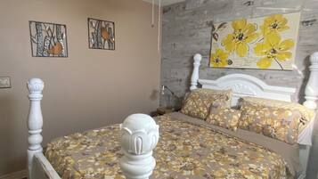 1 soverom, skrivebord, strykejern/-brett og reiseseng for barn