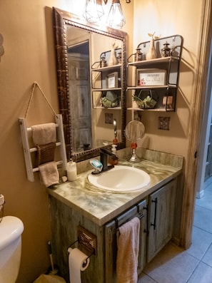 Hårtork, handdukar, tvål och schampo