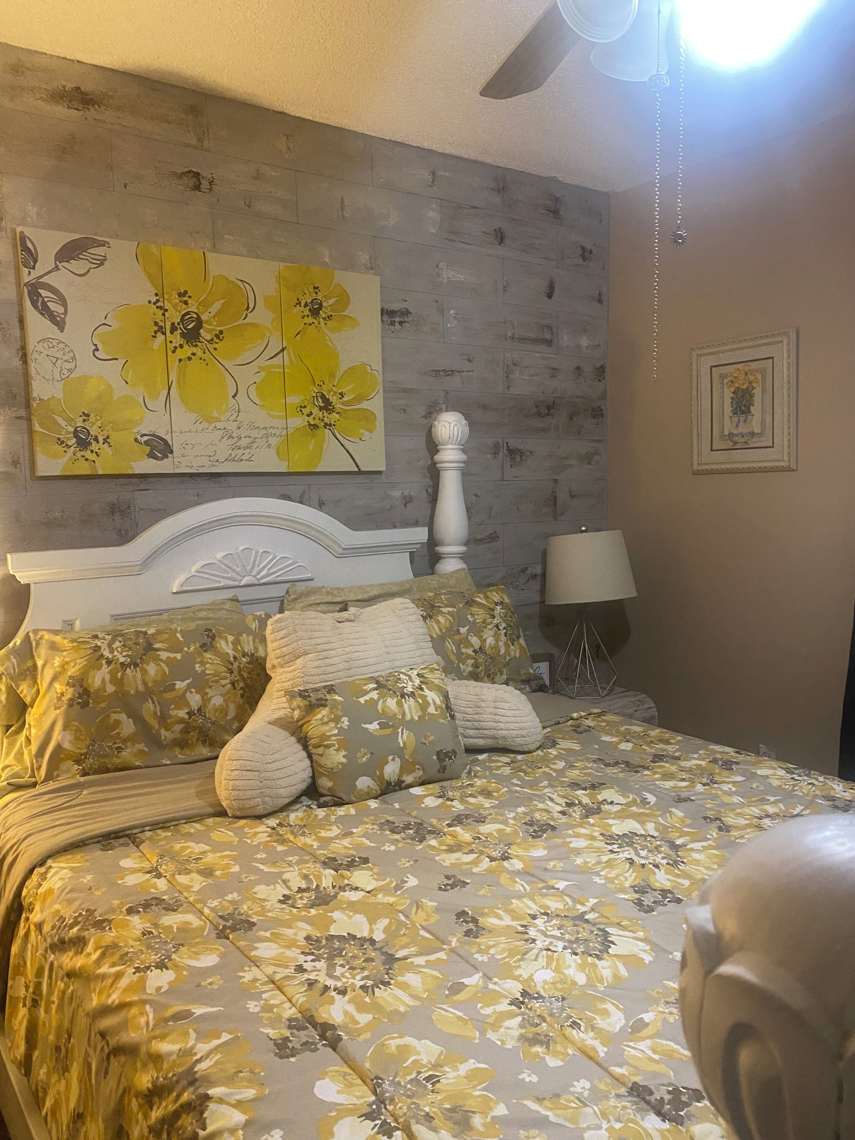 1 habitación, escritorio, tabla de planchar con plancha y cuna de viaje 