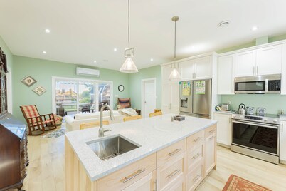 Anne’s Coastal Haven – Modern Waterfront Cottage with Ocean Views & Beach Access