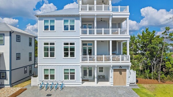 Spacious Coastal Retreat Near Inlet Beach With Bikes, Balconies & Modern Design Bluewater View By Avantstay - Rosemary Beach, FL