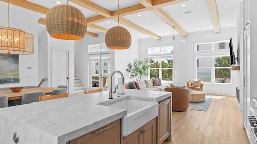 靠近入口海滩的宽敞海岸度假屋，配备自行车、阳台和现代设计 Bluewater View by Avantstay  