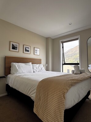 4 bedrooms, iron/ironing board, WiFi, bed sheets - Queenstown family retreat (Queenstown)