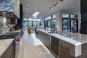 Coffee/tea maker, fridge, microwave, oven - Exquisite 6 bed 8 bath on Lake Rosseau (Port Carling)