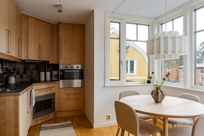 Jääkaappi, mikroaaltouuni, uuni, liesi