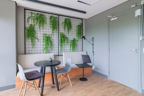 Coin salon dans le hall