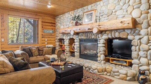Mountain Charm, Stone Fireplace, Chef's Kitchen, & Balcony Cedar Ridge by Avantstay