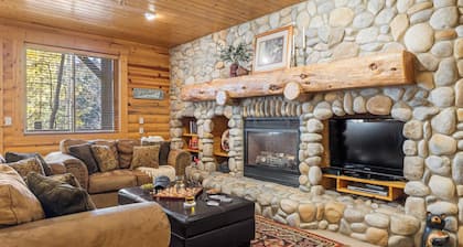 Mountain Charm, Stone Fireplace, Chef's Kitchen, & Balcony Cedar Ridge by Avantstay