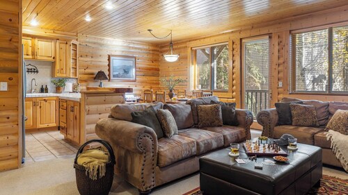 Mountain Charm, Stone Fireplace, Chef's Kitchen, & Balcony Cedar Ridge by Avantstay