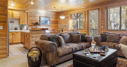 Mountain Charm, Stone Fireplace, Chef's Kitchen, & Balcony Cedar Ridge by Avantstay