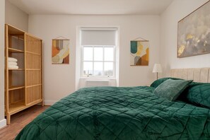 2 slaapkamers, een strijkplank/strijkijzer, internet, beddengoed