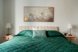 2 slaapkamers, een strijkplank/strijkijzer, internet, beddengoed