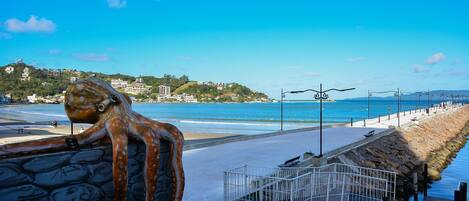 En la playa, arena blanca