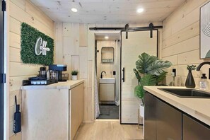 Private kitchen - Spacious 6-bedroom house with Chef's kitchen + Tiny Home in charming Atlanta (Atlanta)