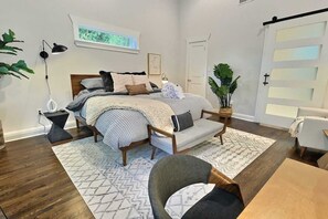 Iron/ironing board, WiFi, bed sheets - Spacious 6-bedroom house with Chef's kitchen + Tiny Home in charming Atlanta (Atlanta)