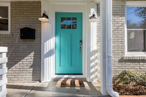 Exterior detail - Spacious 6-bedroom house with Chef's kitchen + Tiny Home in charming Atlanta (Atlanta)