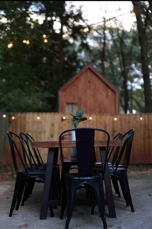 Outdoor dining - Spacious 6-bedroom house with Chef's kitchen + Tiny Home in charming Atlanta (Atlanta)