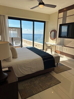 مكواة/لوح كي وخدمة الإنترنت وملاءات أسرّة