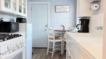 Een magnetron, een oven, een kookplaat