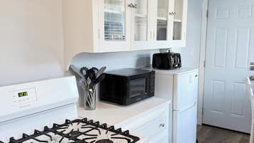 Een magnetron, een oven, een kookplaat