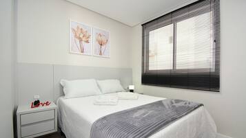 Apartamento | Cortinas blackout, ferros/tábuas de passar roupa, Wi-Fi de cortesia