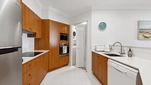 Réfrigérateur, micro-ondes, lave-vaisselle, tables à manger