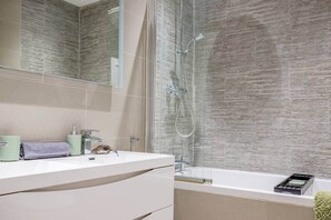 Bathroom - Victorian 2-Bed Apartment + Parking (Cheltenham)