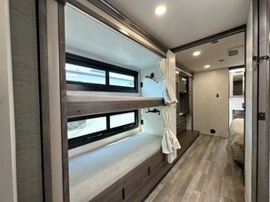 3 bedrooms, WiFi, bed sheets - 2025 RV with 2 full baths sleeps 9 (Coram)