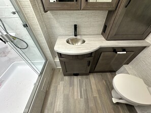 تجهيزات دش، مناشف، صابون، ورق حمّام