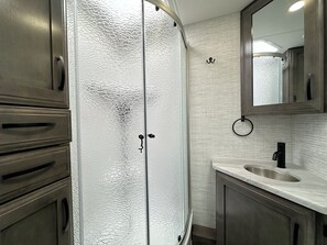 Shower, towels, soap, toilet paper - 2025 RV with 2 full baths sleeps 9 (Coram)