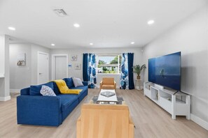 TV, books - Poolside Paradise | Near Beach & Downtown (Fort Lauderdale)