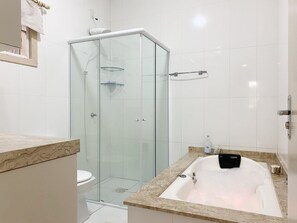 A modern bathroom with a glass-enclosed shower, a white bathtub, and a marble countertop. - Casa na Lagoa - Farol Sta Marta - Laguna (Laguna)