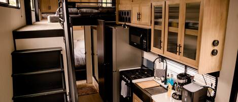 Réfrigérateur, micro-ondes, four, plaque de cuisson